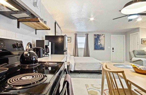 Central Oklahoma City Apartment | Studio 8mins to Integris Baptist Medical Kitchen, Wi-Fi, Free Parking #04