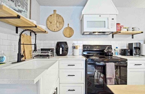 Central Oklahoma City Apartment | Studio 8mins to Integris Baptist Medical Kitchen, Wi-Fi, Free Parking #04