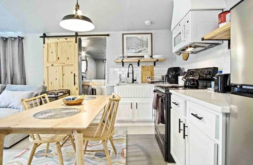 Central Oklahoma City Apartment | Studio 8mins to Integris Baptist Medical Kitchen, Wi-Fi, Free Parking #04