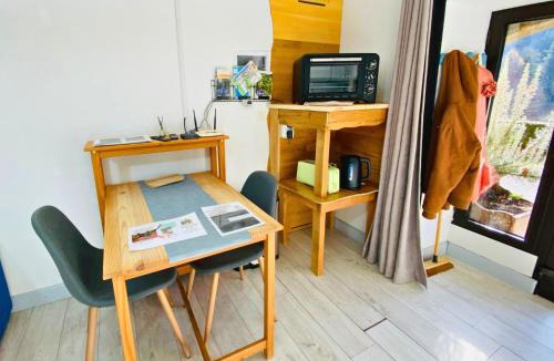 Saint-Hilaire-les-Courbes Apartment | Studio aux Sources de la Chabanne