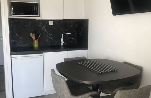 Saint-Cyprien Plage Apartment | Studio air-conditioned cabin 100 m from the beach, with lagoon view, swimming pool