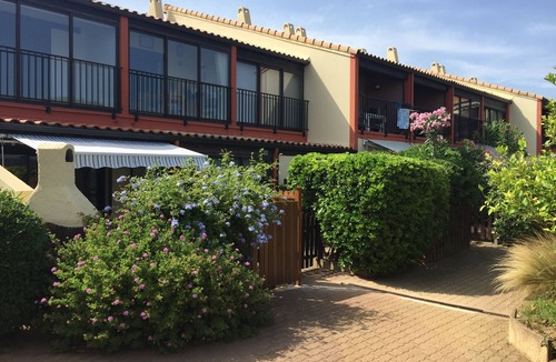 Gruissan Apartment | STUDIO air-conditioned garden level in residence with swimming pool