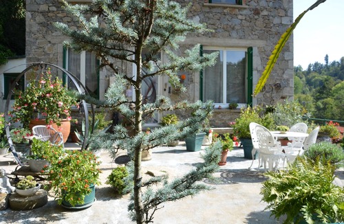 Olliergues Apartment | Studio Aménagé Avec Grande Terrasse et vue sur la Rivière la Dore