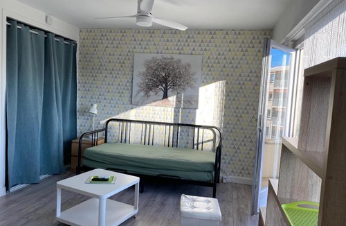 Reims City Centre Apartment | Studio Amicie 27m2, balcon couvert, près centre-gare-cathédrale, wifi