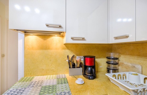 Roquebrune-Cap-Martin Apartment | Studio Apartment 'Riviera Beach Anemone' with Mountain View, Wi-Fi and Air Conditioning