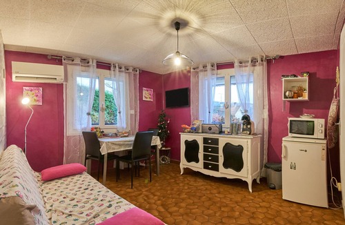 Saint-Victor-de-Cessieu Apartment | Studio Apartment with Private Terrace, Wi-Fi and Air Conditioning