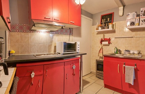 Saint-Victor-de-Cessieu Apartment | Studio Apartment with Private Terrace, Wi-Fi and Air Conditioning