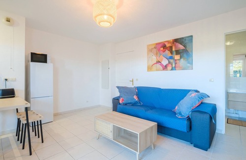 Montaleigne Apartment | Studio Apartment 'Résidence Les Bastides' with Mountain View, Shared Pool and Air Conditioning