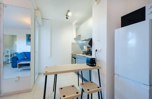 Montaleigne Apartment | Studio Apartment 'Résidence Les Bastides' with Mountain View, Shared Pool and Air Conditioning