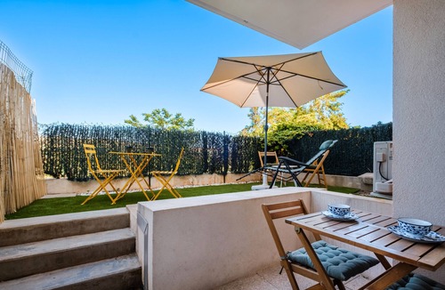 Montaleigne Apartment | Studio Apartment 'Résidence Les Bastides' with Mountain View, Shared Pool and Air Conditioning