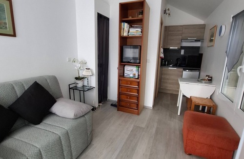 Montoulieu Apartment | Studio Apartment 'Jardin Fleuri - Proche Foix' with Mountain View, Private Terrace and Wi-Fi
