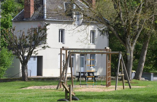 Chambon-sur-Voueize Apartment | Studio Apartment 'Au Bord De L'eau'