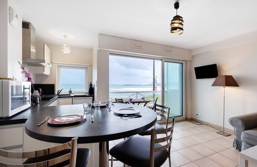 Les Sables d'Olonne Apartment | Studio Apartment 'Le First Vue Mer' with Sea View