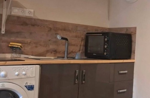 Saint-Dye-sur-Loire Apartment | Studio Apartment 'Lisaline 2' with Wi-Fi