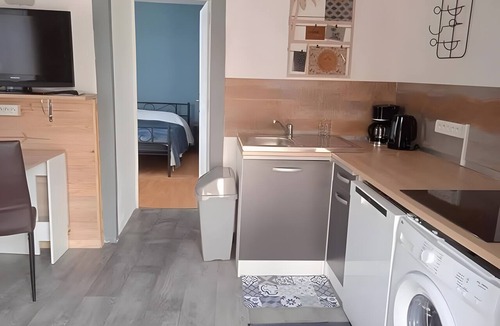 Saint-Dye-sur-Loire Apartment | Studio Apartment 'Lisaline' with Wi-Fi