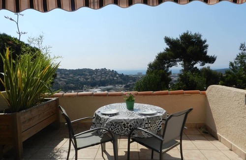 Bormes-Les-Mimosas Apartment | Studio apartment sleeps 2 BORMES LES MIMOSAS
