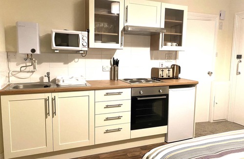 Weston-super-Mare Apartment | Studio Apartment with private bathroom