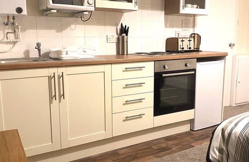 Weston-super-Mare Apartment | Studio Apartment with private bathroom