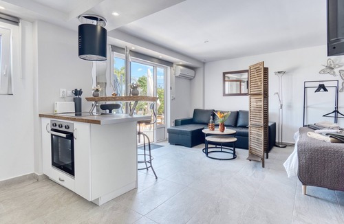 Hoya de los Patos Apartment | Studio Apartment 'Park Carpe Diem' with Shared Pool, Wi-Fi and Air Conditioning