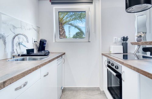 Hoya de los Patos Apartment | Studio Apartment 'Park Carpe Diem' with Shared Pool, Wi-Fi and Air Conditioning
