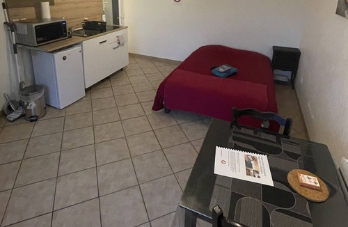 Paroy-sur-Tholon Apartment | Studio apartment near Joigny