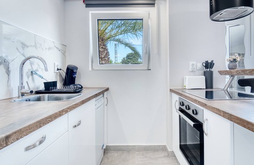 Hoya de los Patos Apartment | Studio Apartment 'Park Carpe Diem' with Shared Pool, Wi-Fi and Air Conditioning