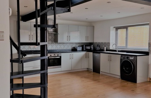 High Littleton House | Studio Apartment with Gallery Style Double Bedroom