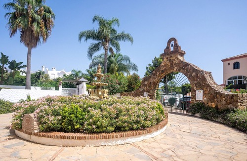 El Paraiso Apartment | Studio Apartment '19A Claire' with Pool, Private Garden & Wi-Fi