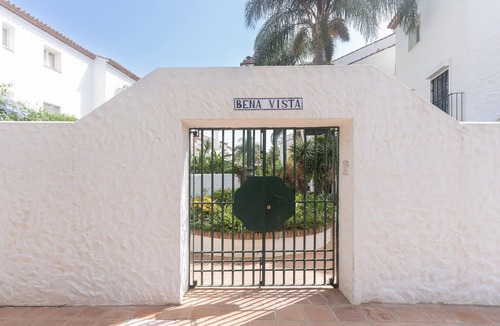 El Paraiso Apartment | Studio Apartment '19A Claire' with Pool, Private Garden & Wi-Fi