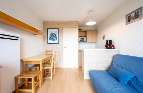Le Corbier Apartment | Studio Apartment 'Avec Vue Splendide' with Mountain View and Balcony