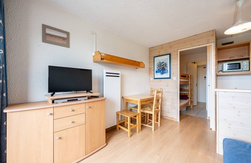 Le Corbier Apartment | Studio Apartment 'Avec Vue Splendide' with Mountain View and Balcony