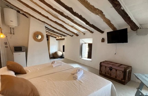 Iznatoraf Apartment | Studio Apartment 'Alojamiento Verdala' with Shared Garden, Wi-Fi and Air Conditioning