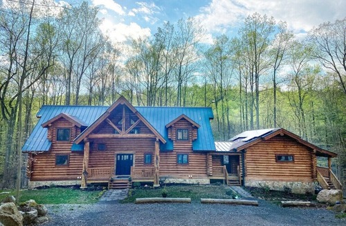 Dickerson Apartment | Studio apartment at Sugarloaf Log House