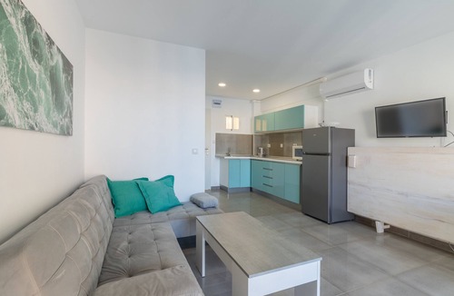Benidorm Apartment | Studio Apartment "Casita Bonita" with Sea View, Shared Pool & A/C