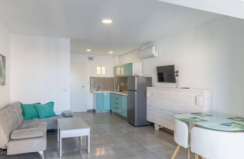 Benidorm Apartment | Studio Apartment "Casita Bonita" with Sea View, Shared Pool & A/C