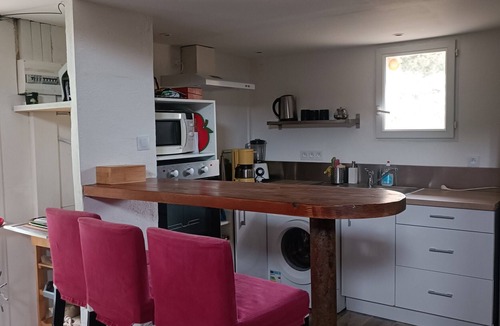 Rognonas Apartment | Studio Apartment 'Chez Delph' with Private Terrace, Private Garden and Air Conditioning