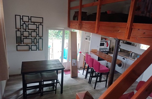 Rognonas Apartment | Studio Apartment 'Chez Delph' with Private Terrace, Private Garden and Air Conditioning