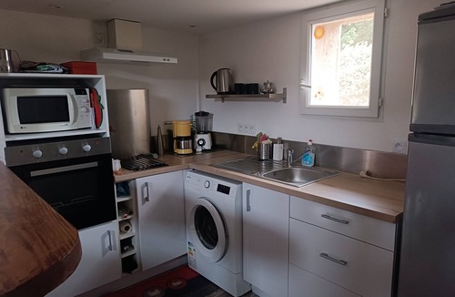Rognonas Apartment | Studio Apartment 'Chez Delph' with Private Terrace, Private Garden and Air Conditioning