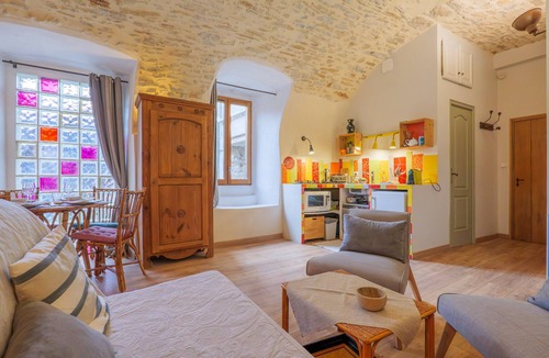 Les Vans Apartment | Studio Apartment 'De Caractère Classé 3' with Wi-Fi