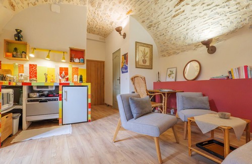 Les Vans Apartment | Studio Apartment 'De Caractère Classé 3' with Wi-Fi