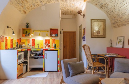 Les Vans Apartment | Studio Apartment 'De Caractère Classé 3' with Wi-Fi
