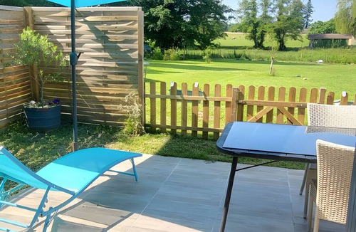 Mazeres Apartment | Studio Apartment 'De La Hulotte' with Shared Pool, Wi-Fi and Air Conditioning