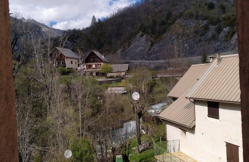 Entraunes Apartment | Studio Apartment 'En Montagne, Mercantour' with Mountain View, Shared Garden and Wi-Fi