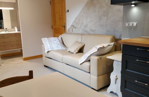 Entraunes Apartment | Studio Apartment 'En Montagne, Mercantour' with Mountain View, Shared Garden and Wi-Fi