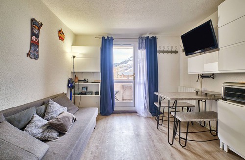 Venosc Apartment | Studio Apartment 'Les 2 Alpes' with Mountain View & Balcony