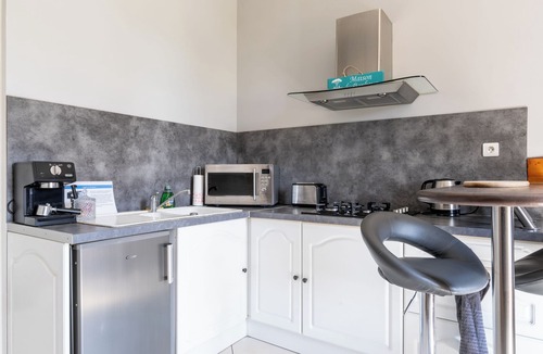 Saint-Herblain Apartment | Studio Apartment 'Manoir De L' Aisnerie - St Exupéry' with Shared Garden and Wi-Fi