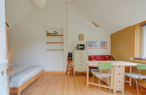 Broons Apartment | Studio Apartment 'Gite 2 Personnes Sauna Et Étang' with Shared Garden and Wi-Fi