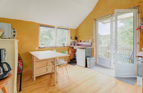 Broons Apartment | Studio Apartment 'Gite 2 Personnes Sauna Et Étang' with Shared Garden and Wi-Fi