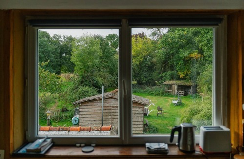 Broons Apartment | Studio Apartment 'Gite 2 Personnes Sauna Et Étang' with Shared Garden and Wi-Fi