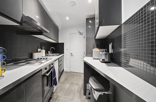 Bishopsgate Apartment | Studio Apartment Green